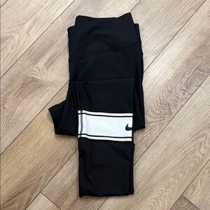 Excellent condition! Nike Black and White Leggings - black, size large